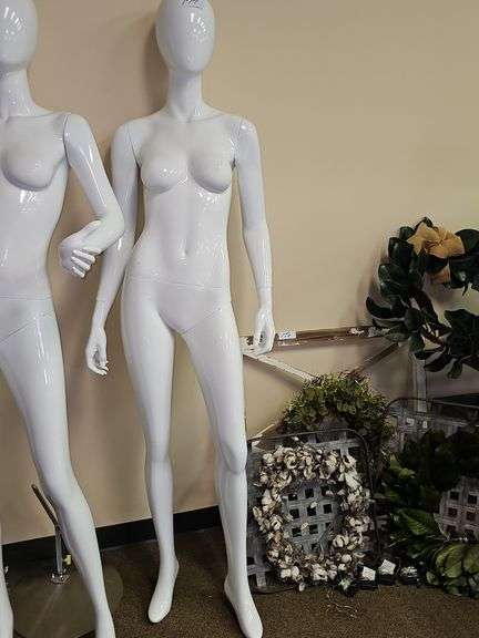 6' FEMALE FULL BODY MANNEQUIN W/O STAND