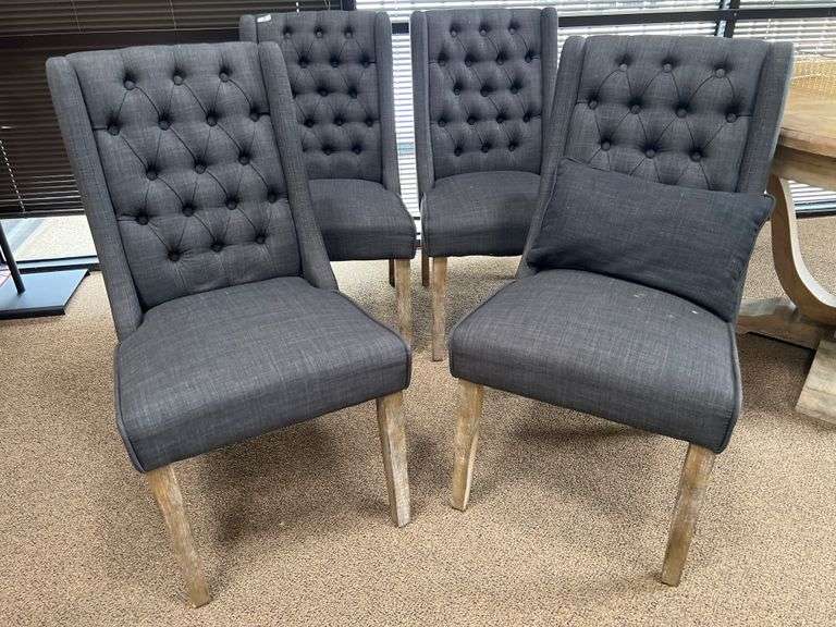 SAFIEA SINGLE PERSON UPHOLSTERED LOUNGE CHAIR WITH WOODEN LEGS APROX 3'H