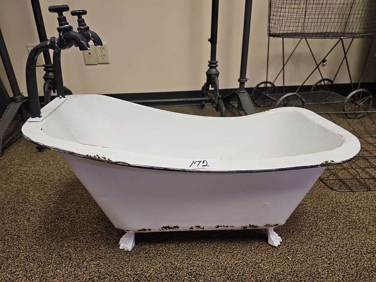 SMALL METAL VINTAGE STYLE BATHTUB FOR BABY PHOTO SHOOTS OR DÉCOR APROX 26"x13"x13"