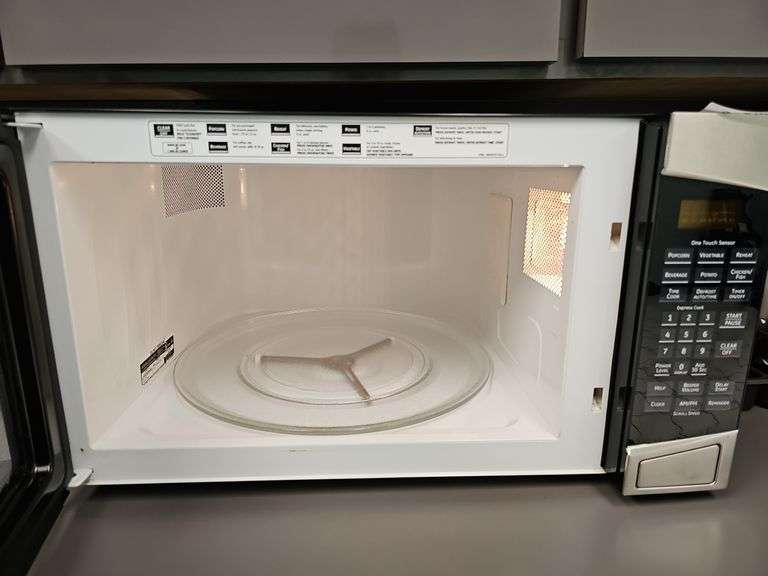 GE PROFILE COUNTERTOP MICROWAVE OVEN IN STAINLESS AND BLACK COLORS MODEL PEB2060SM2SS VERY CLEAN WORKING COND.