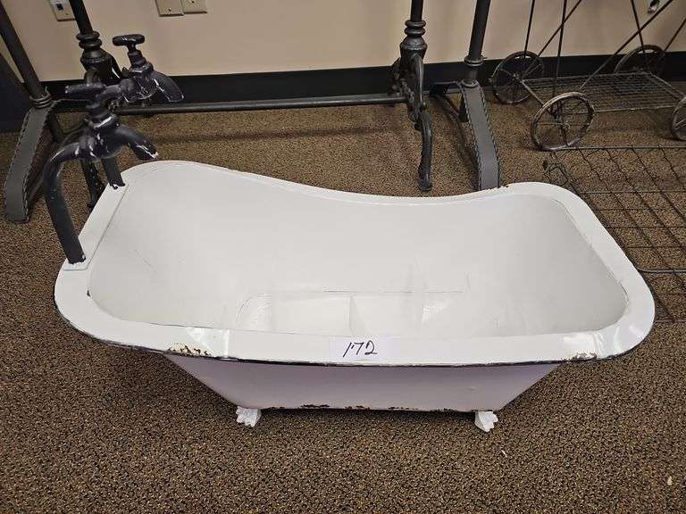 SMALL METAL VINTAGE STYLE BATHTUB FOR BABY PHOTO SHOOTS OR DÉCOR APROX 26"x13"x13"