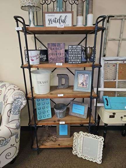 5-TIER BOOKSHELF WITH SOLID WOOD SHELVES AND BLACK METAL PIPING SUPPORTS