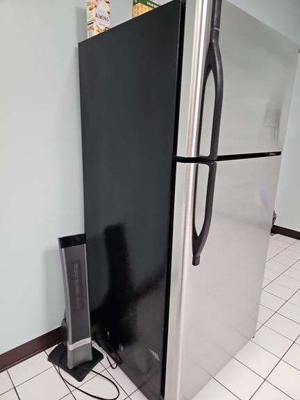 KENMORE 253.6482340E 2-DOOR FRIDGE WITH TOP FREEZER IN GREAT WORKING CONDITION, STAINLESS STEEL FRONT, BLACK SIDING APROX 30"x29"x66"