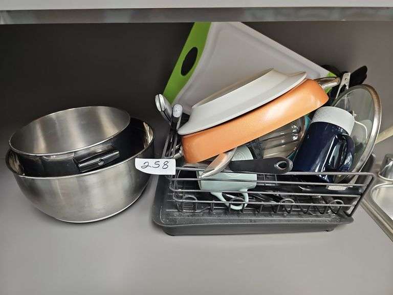 VARIETY OF MIXING BOWLS, COOKING PANS, ECT WITH RUBBERMAID DRYING RACK INCLD.