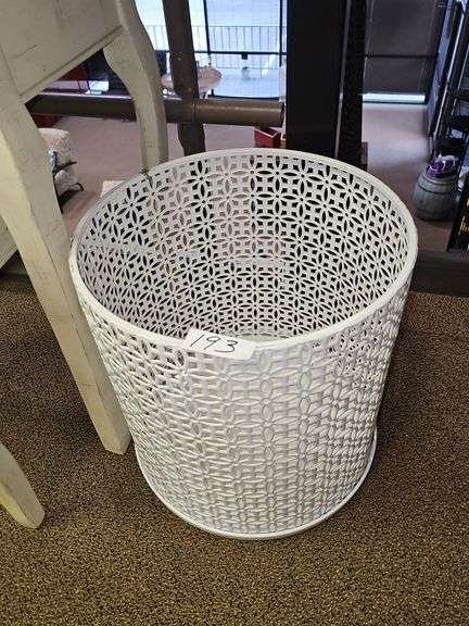 METAL DECORATIVE BASKET APROX 16"x17"