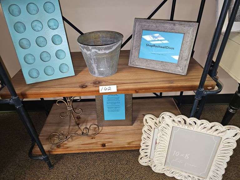 VARIETY OF RUSTIC HOUSEHOLD DÉCOR