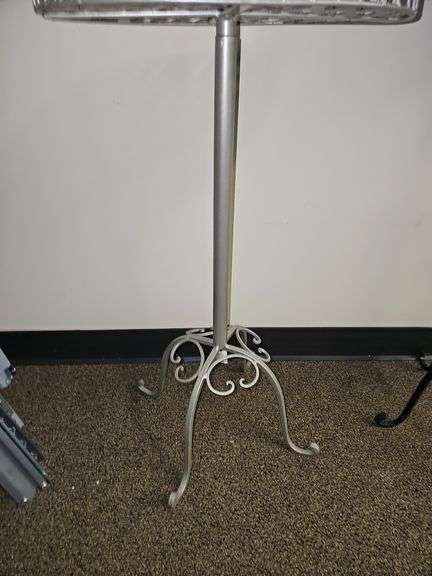 METAL GARMENT RACK WITH 8-HOOKS APROX 69"