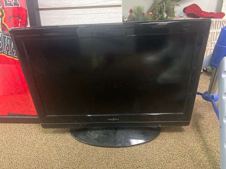 INSIGNIA LCD COLOR TV AND DVD VIDEO PLAYER MODEL NS-LDVD26Q-10A