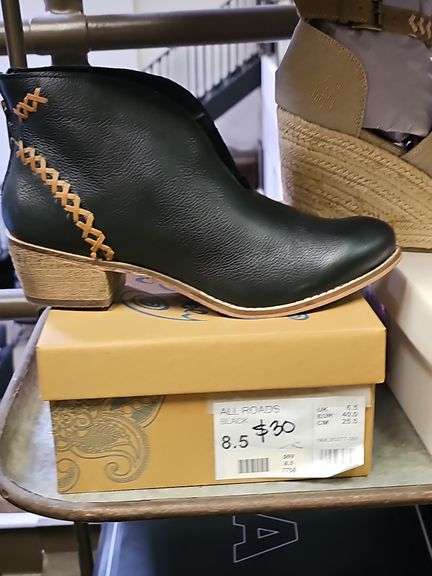 WOMEN'S SANDALS INCLD. ALL ROADS, NAUGHTY MONKEY, AND CHINESE LAUNDRY RETAIL $30+ EA. NEW IN BOX SIZES INCLUDE 8, 8.5