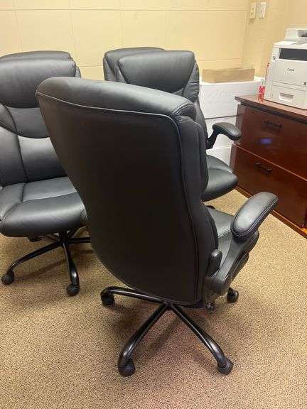 EXECUTIVE OFFICE CHAIR WITH HEIGHT ADJUSTMENT ON WHEELS, LIFTING ARMRESTS IN GREAT CONDITION APROX 20"Wx45"H
