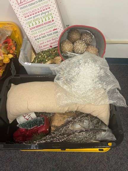 LARGE TOTES FULL OF VARIOUS CUTE CHRISTMAS DÉCOR *Sold per bin