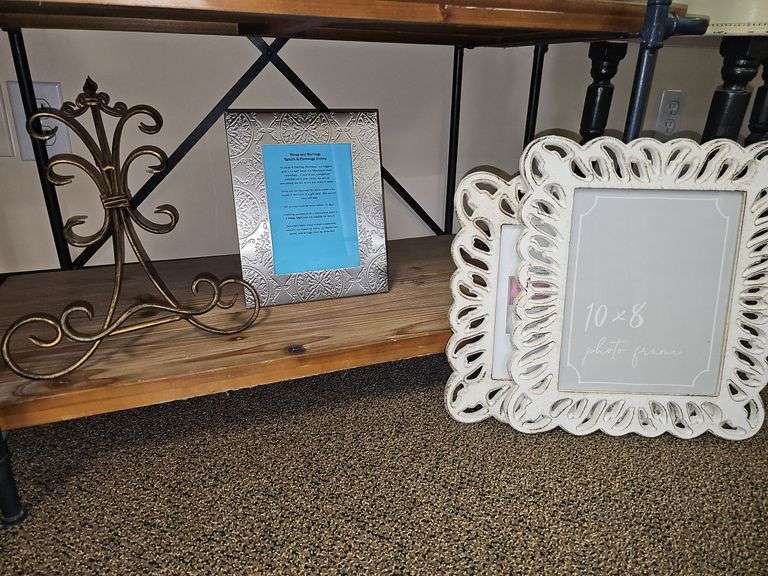VARIETY OF RUSTIC HOUSEHOLD DÉCOR