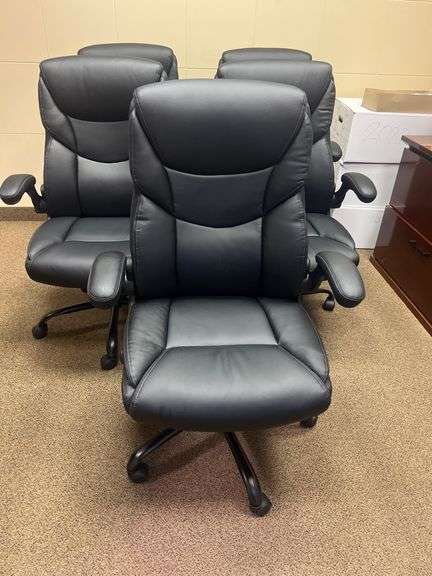 EXECUTIVE OFFICE CHAIR WITH HEIGHT ADJUSTMENT ON WHEELS, LIFTING ARMRESTS IN GREAT CONDITION APROX 20"Wx45"H