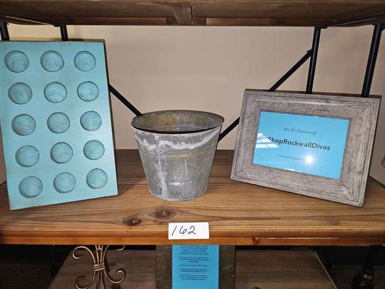 VARIETY OF RUSTIC HOUSEHOLD DÉCOR
