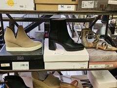 WOMEN'S CLOGS INCLD. MIA, CHINESE LAUNDRY, SARTA 59082 RETAIL $89 EA. NEW IN BOX SIZES INCLUDE 8.5, 9.5, 11