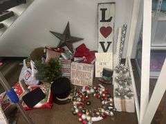WIDE ASSORTMENT OF CHRISTMAS DÉCOR