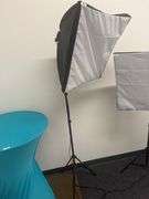 PROFESSIONAL PHOTOGRAPHY LIGHT BOX APROX 2' WITH BLACK METAL TELESCOPING VF LIGHT STAND W-803