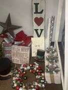 WIDE ASSORTMENT OF CHRISTMAS DÉCOR