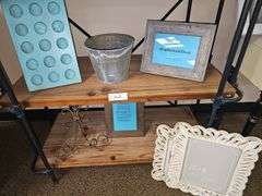 VARIETY OF RUSTIC HOUSEHOLD DÉCOR