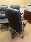 EXECUTIVE OFFICE CHAIR WITH HEIGHT ADJUSTMENT ON WHEELS, LIFTING ARMRESTS IN GREAT CONDITION APROX 20"Wx45"H