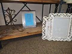 VARIETY OF RUSTIC HOUSEHOLD DÉCOR