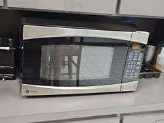 GE PROFILE COUNTERTOP MICROWAVE OVEN IN STAINLESS AND BLACK COLORS MODEL PEB2060SM2SS VERY CLEAN WORKING COND.