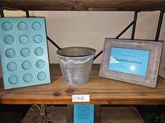 VARIETY OF RUSTIC HOUSEHOLD DÉCOR