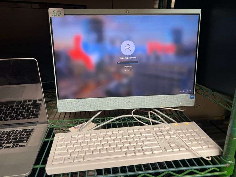 HP 22 ALL-IN-ONE PC 22-C0073W POWERS ON WITH POWER CABLE AND USB KEYBOARD INCLD.