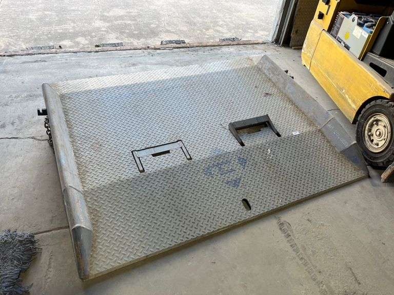 Heavy-duty steel dock board 60" x 48"
