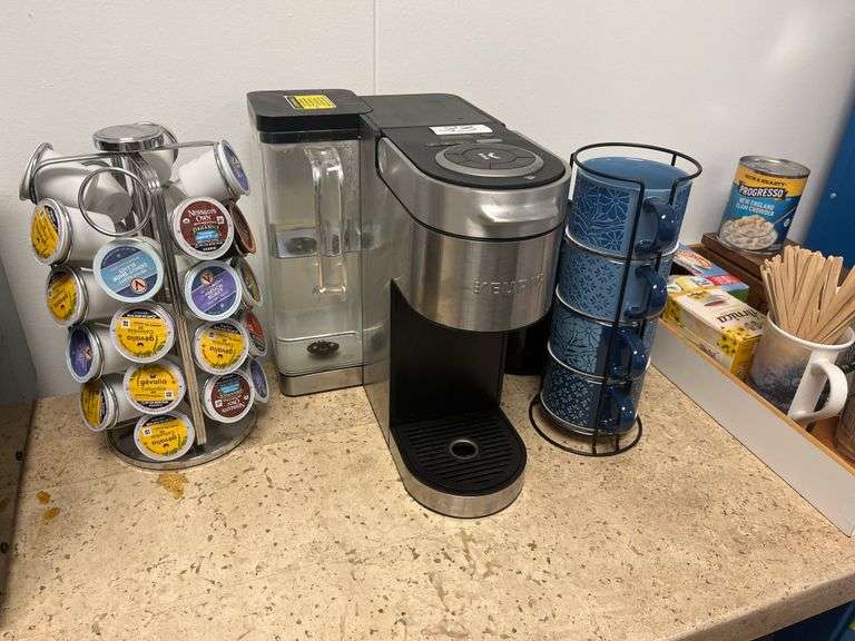 Keurig K-Supreme Plus Single Serve Coffee Maker incld. accessories.