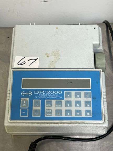 Hach DR/2000 Direct Reading Spectrophotometer w/ numerical keypad and a display screen.