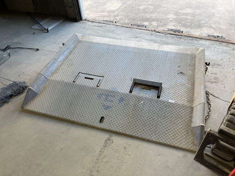 Heavy-duty steel dock board 60" x 48"