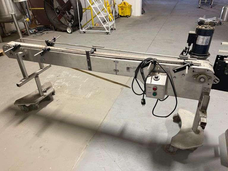 Industrial conveyor bottle labeling machine