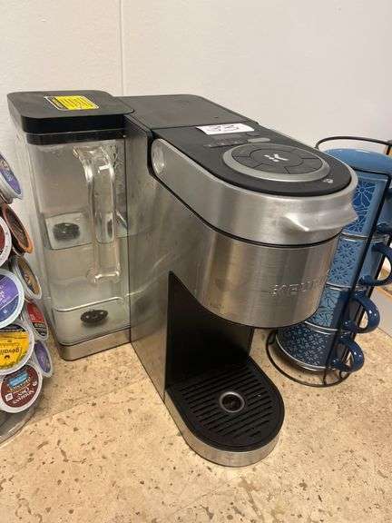Keurig K-Supreme Plus Single Serve Coffee Maker incld. accessories.