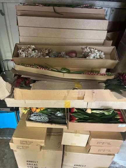 Pallet of assorted silk flowers & fruits