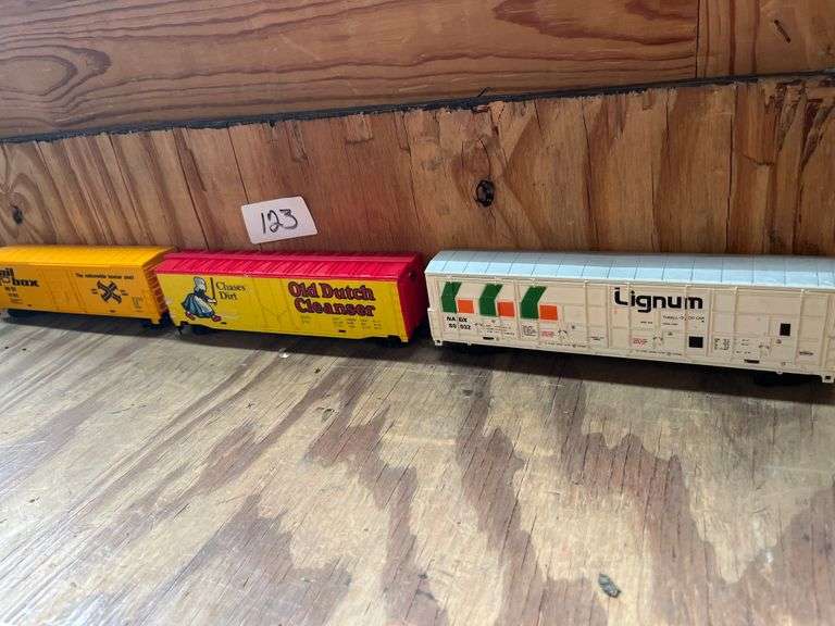 Assorted train cars incld.  Life-Like HO scale Lignum Thrall Door Box Car, model NADX 80032,  Tyco HO scale box car featuring an Old Dutch Cleanser advertisement, RBOX 10000 plug door reefer box car