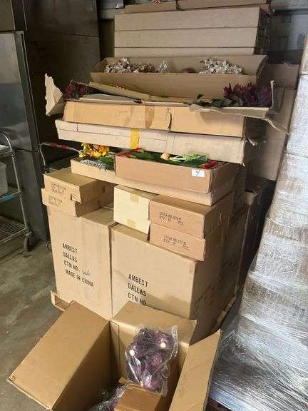 Pallet of assorted silk flowers & fruits