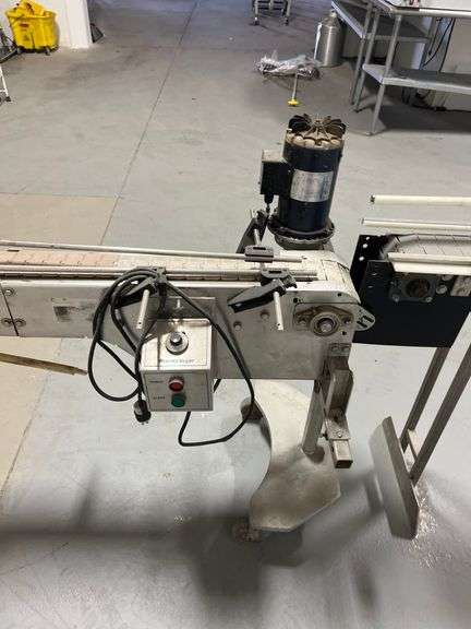 Industrial conveyor bottle labeling machine