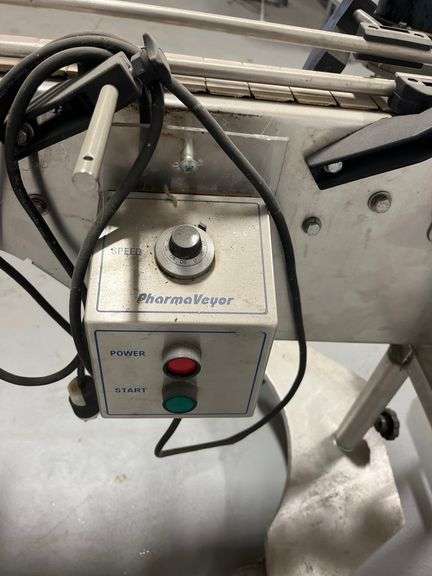 Industrial conveyor bottle labeling machine