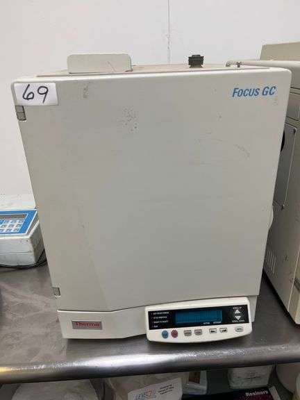 Thermo Scientific Focus GC gas chromatograph, features a front-opening oven and an intuitive digital display control panel, compatible with various autosamplers and detector modules