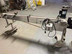 Industrial conveyor bottle labeling machine