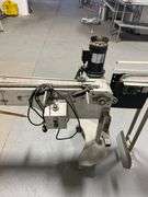 Industrial conveyor bottle labeling machine