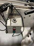 Industrial conveyor bottle labeling machine