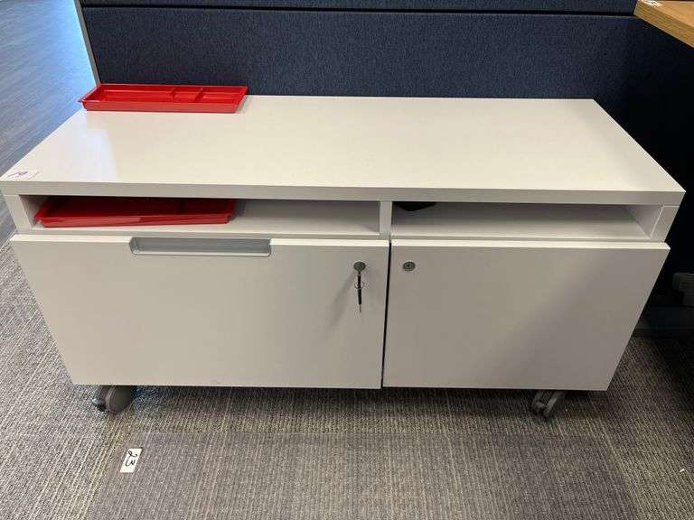 WHITE LOCKING LOW CABINET WITH SINGLE DRAWER, ON WHEELS W/ BRAKES, & KEYS INCLUDED APROX 42"x16"x21"