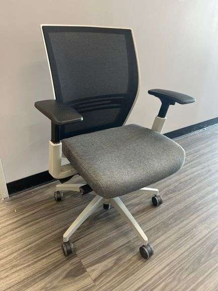 SIT ON IT SEATING AMPLIFY UPHOLSTERED ROLLING OFFICE CHAIR 3-2215-77435 ADJUSTABLE MESH BACK REST, HEIGHT, AND ARMRESTS