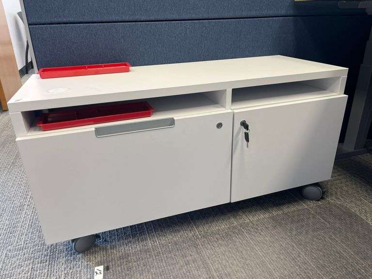 WHITE LOCKING LOW CABINET WITH SINGLE DRAWER, ON WHEELS W/ BRAKES, & KEYS INCLUDED APROX 42"x16"x21"