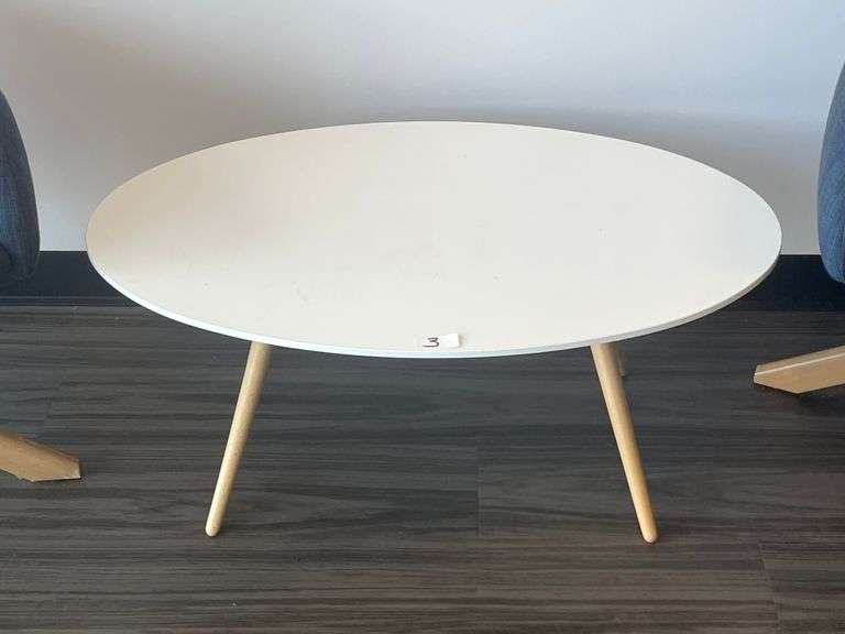 LOW SMALL END TABLE APROX 3'x2'x16"