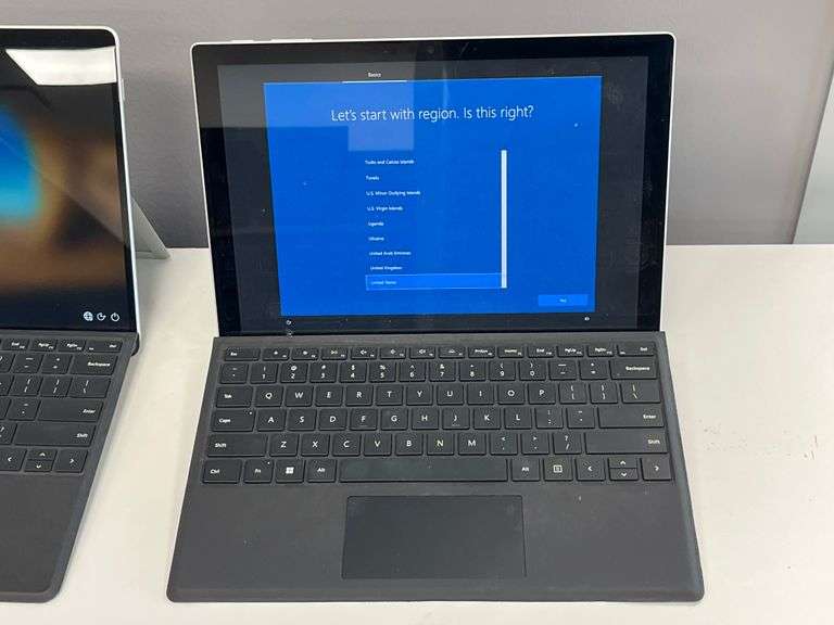 MICROSOFT 1876 256GB PRO X 13" 2-IN-1 DETACHABLE TABLET / LAPTOP POWERS ON