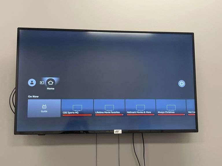 INSIGNIA 44" Flatscreen TV