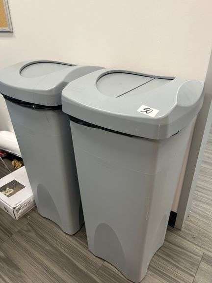 RUBBERMAID COMMERCIAL PRODUCTS GARBAGE CAN 32"